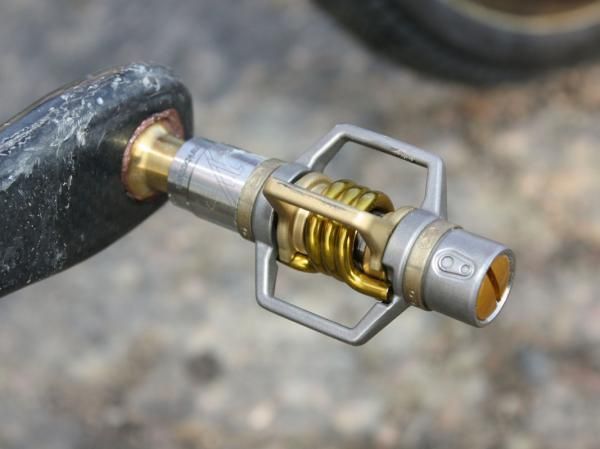 Todd Wells (Specialized) is using Crankbrothers' latest Eggbeater 11 pedals.