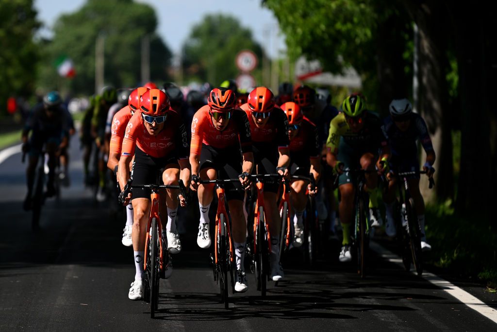 Geraint Thomas creates echelons through the crosswinds on stage 13 at the Giro d&#039;Italia