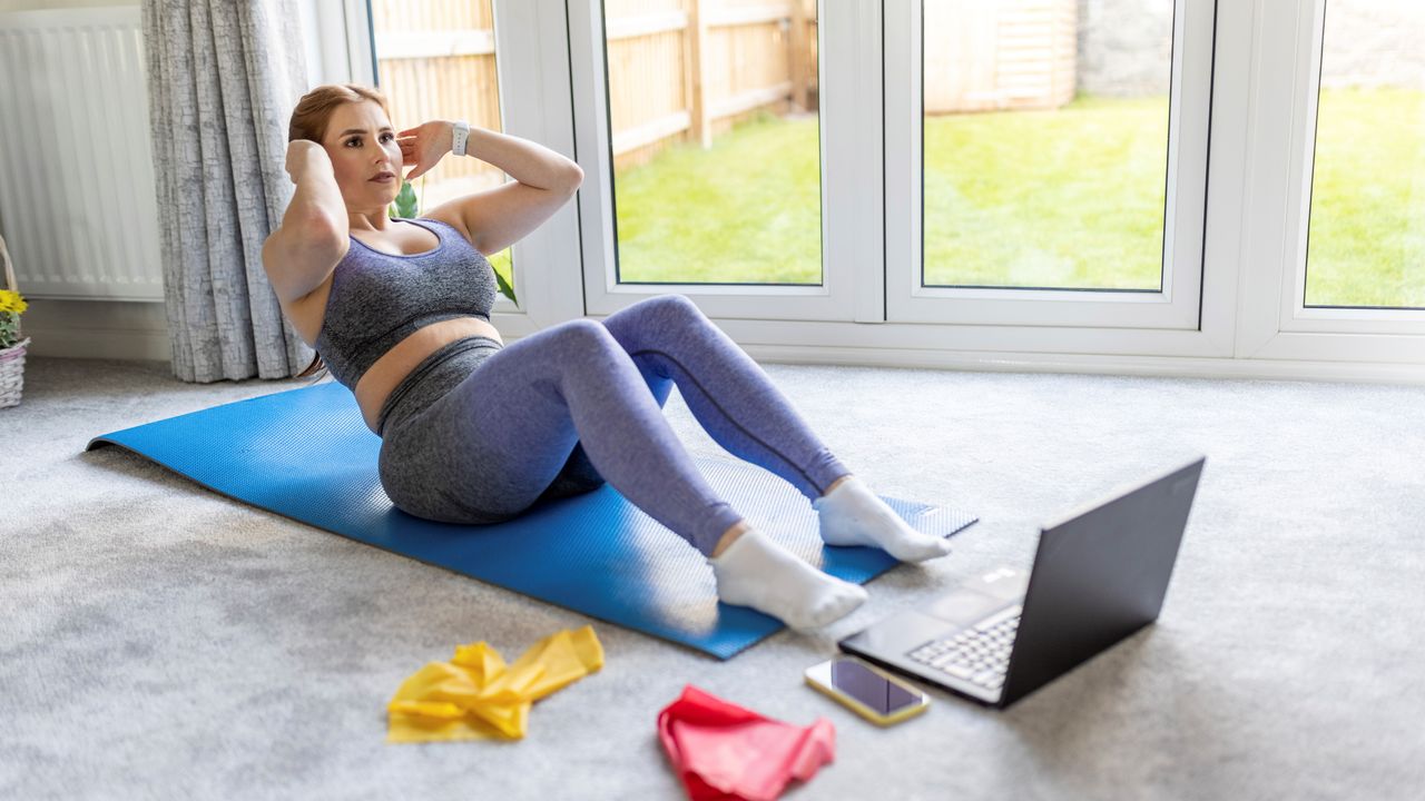 woman doing abs workout