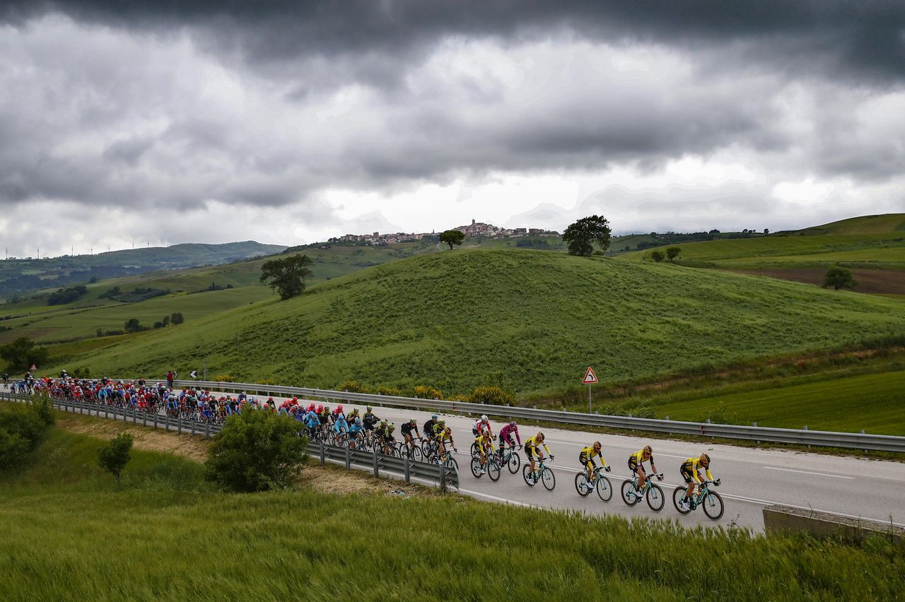 Angry clouds threaten the peloton during stage 6, though the day stayed dry