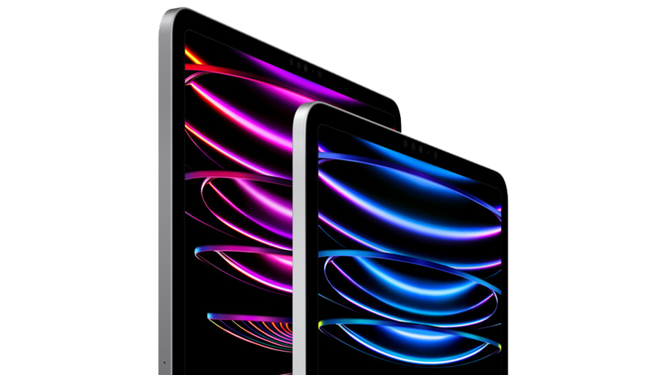 Les deux nouvelles tablettes iPad Pro 2022, l'une devant l'autre.