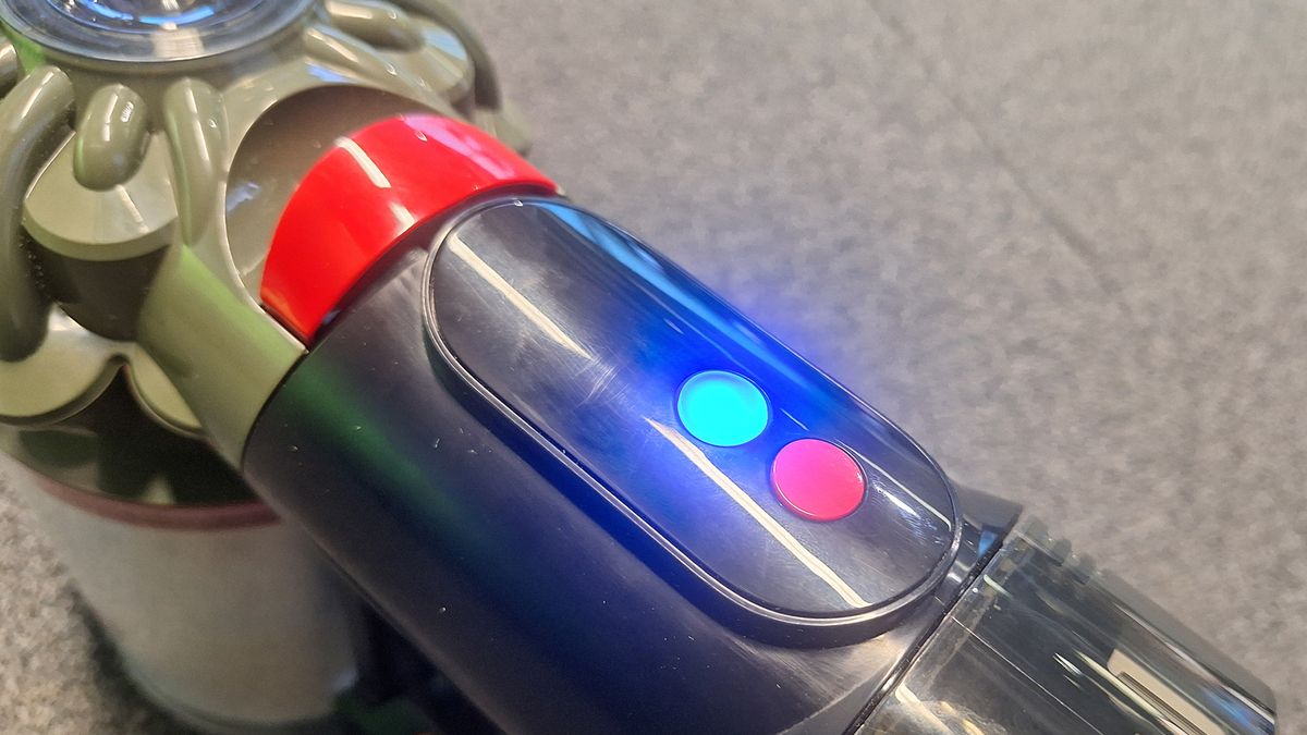 在Dyson V8旋風真空的按鈕上