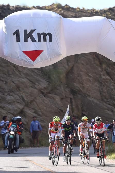 The leaders climb under the 1km banner.