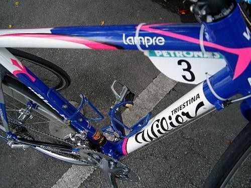 Note the tapered headtube