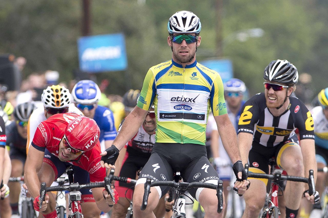 Relaxed arm salute Mark Cavendish (Etixx-Quick Step)