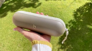 Beats Pill-speaker in de zon