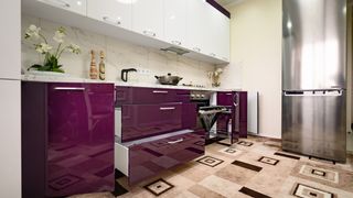 Kitchen with burgundy cabinets in high gloss