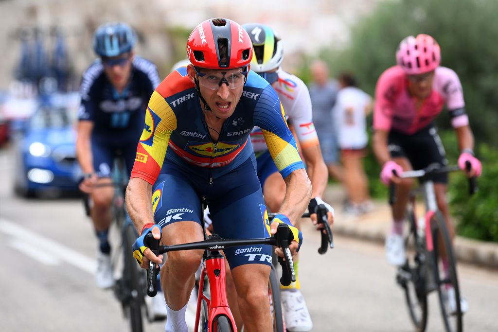 Bauke Mollema (Lidl-Trek) sets the pace at the front of the breakaway