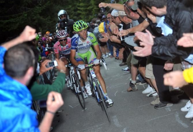 Vincenzo Nibali leads Alberto Contador on the Zoncolan in 2011