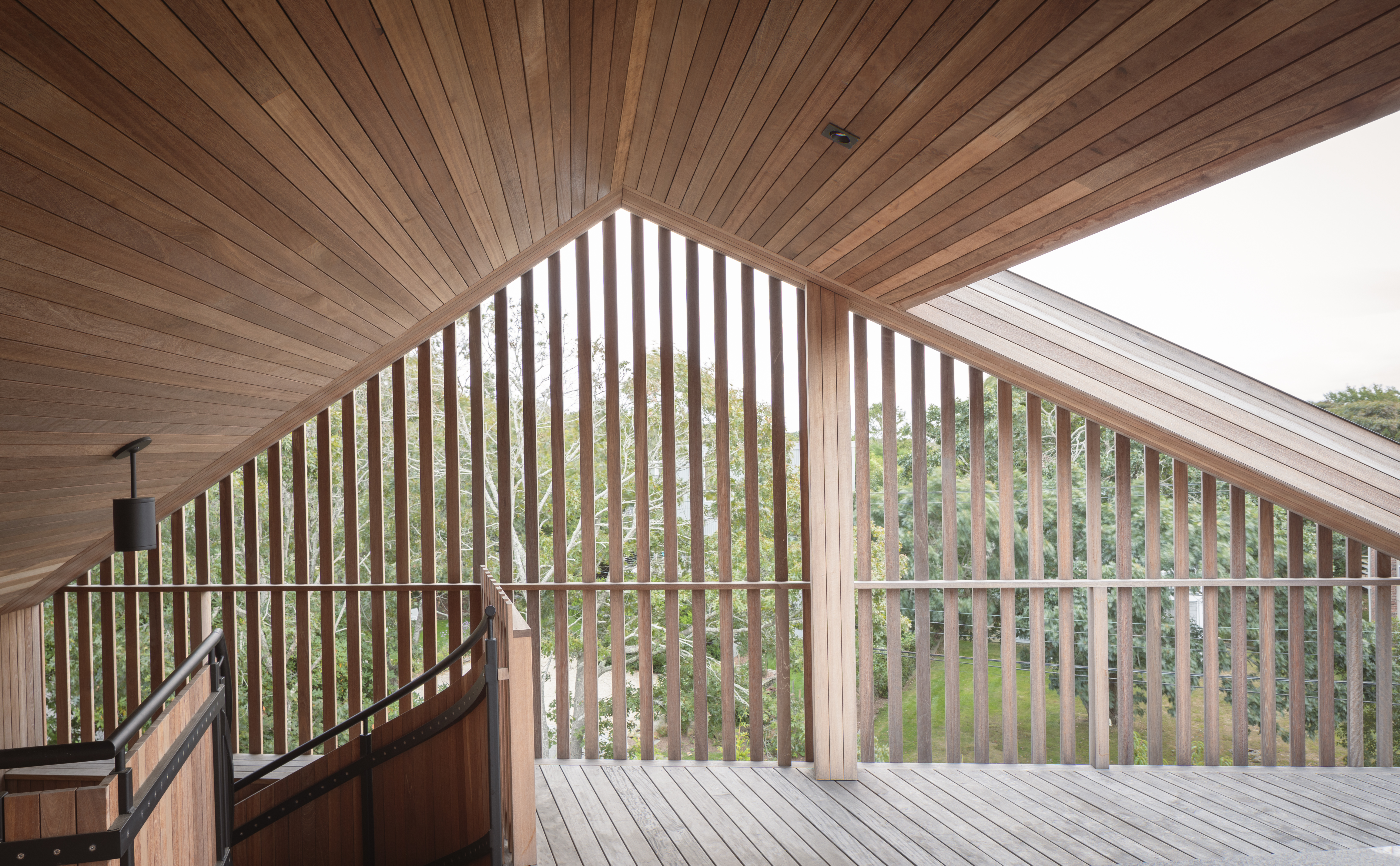 Montauk house on Hither Hills with its timber frame in a green landscape