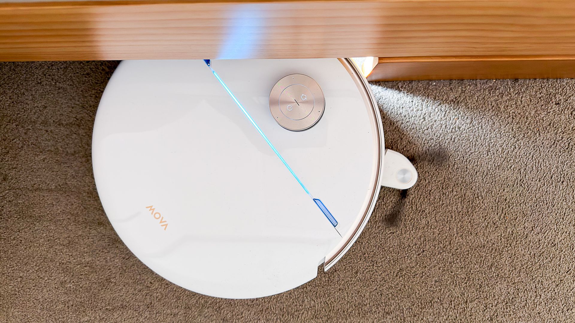 Mova V70 Ultra Complete robot cleaning on carpet under furniture