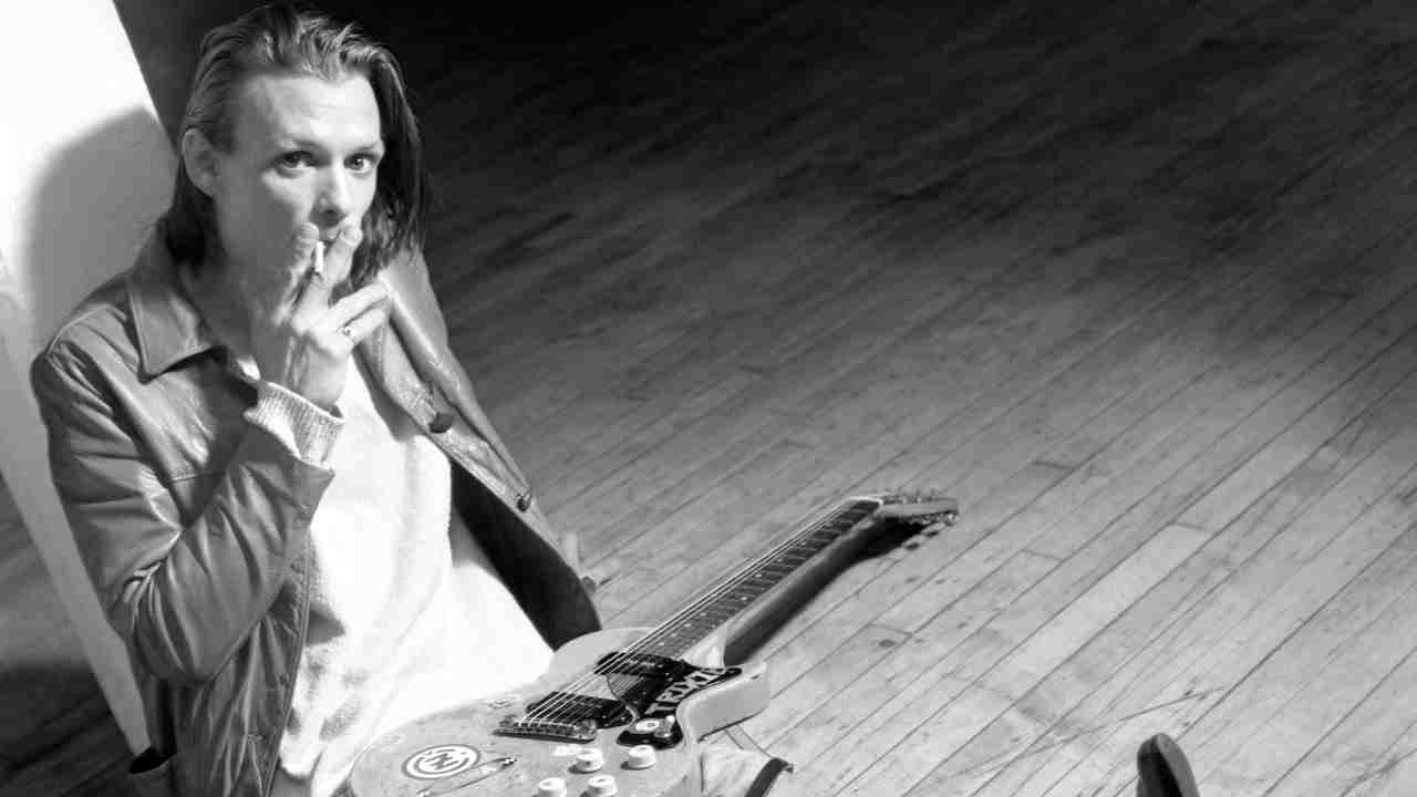 Chris Whitley posing for a photograph in 1995