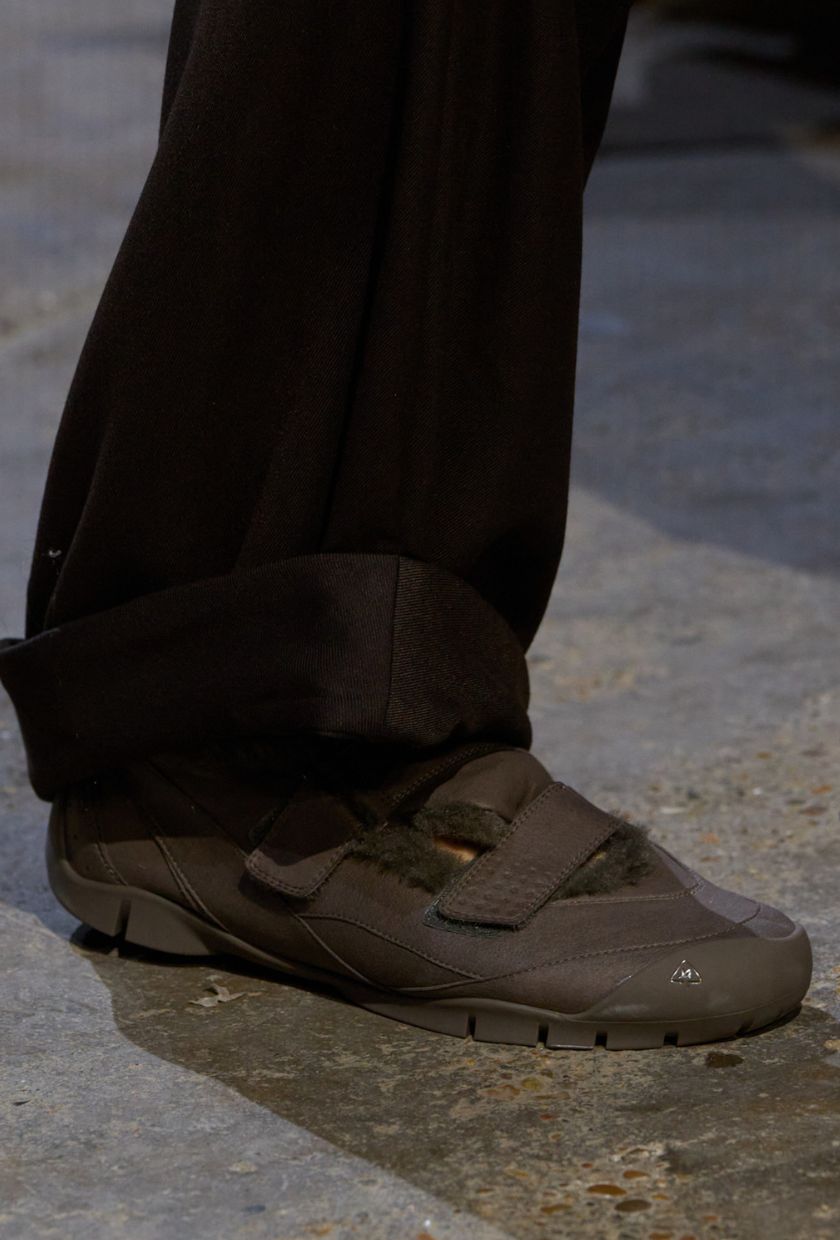 Wqgo7BoFJ6yujQFtrbutXV 5 اتجاهات أنيقة للأحذية المسطحة لعام 2025 لتقليدها هذا الشتاء