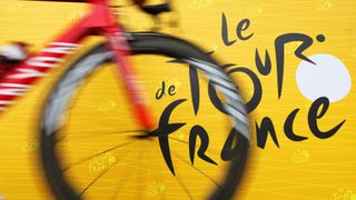 Sykkelhjul over Tour de France-logoen