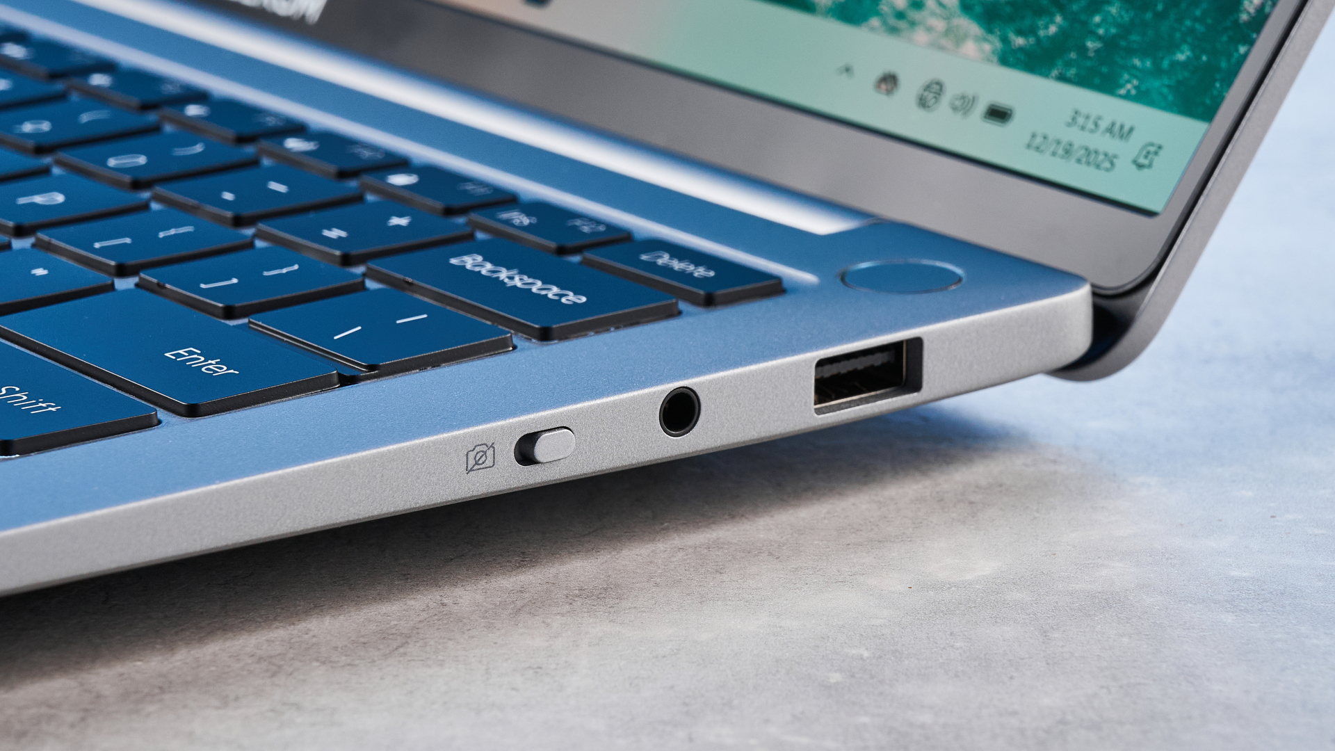 یک لپ تاپ Geekom GeekBook X14 Pro Windows