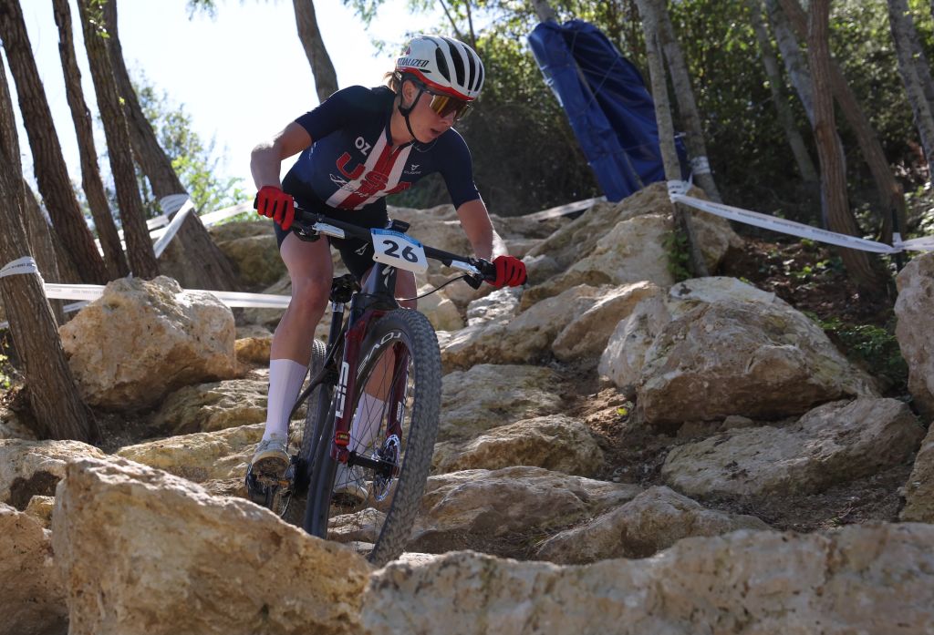 La estadounidense Haley Batten compite en el evento de prueba de ciclismo de montaña Elite Cross Country femenino, en Elancourt Hill, en Elancourt, al oeste de París, el 24 de septiembre de 2023. (Foto de Thomas SAMSON / AFP)