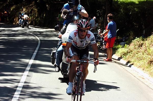 Alexandr Kolobnev (CSC-Saxo Bank) has a go.
