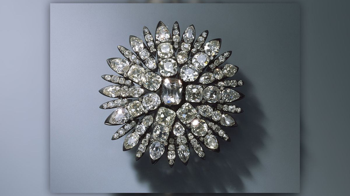 One of the items stolen from Dresden&#039;s Royal Palace was a sun-shaped, diamond hair ornament that dates to the late-18th century and once belonged to the queen.