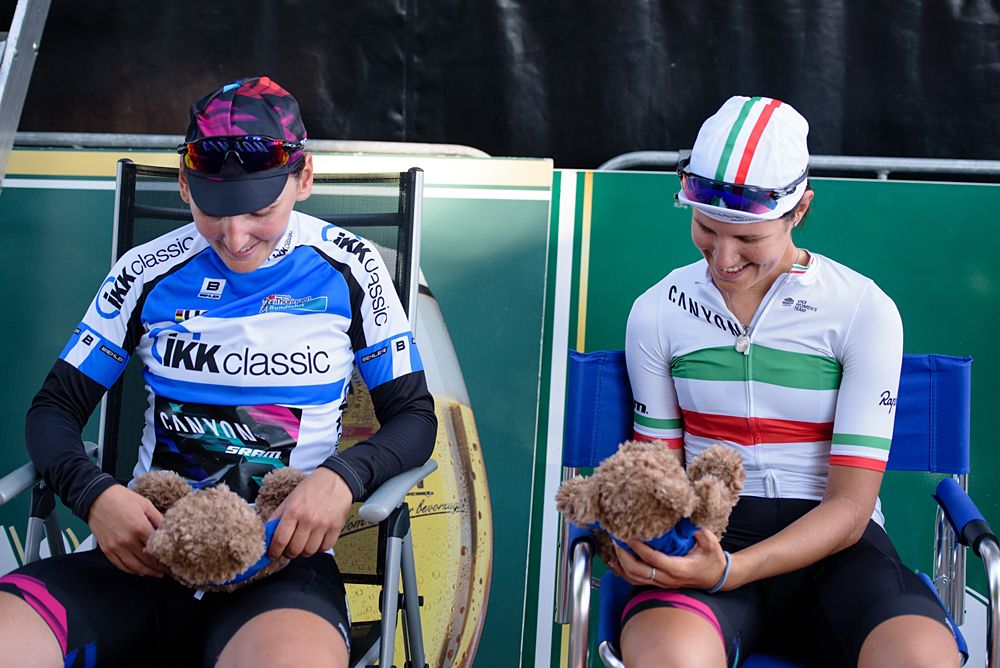 Mutual teddy appreciation at Th&uuml;ringen Rundfarht 2016 - Stage 6