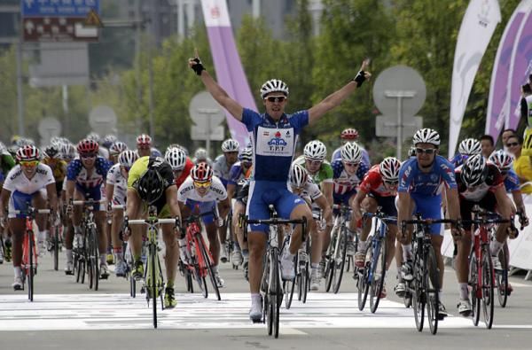 Boris Shpilevski (Tabriz Petrochemical Team) celebrates his victory in stage 4.