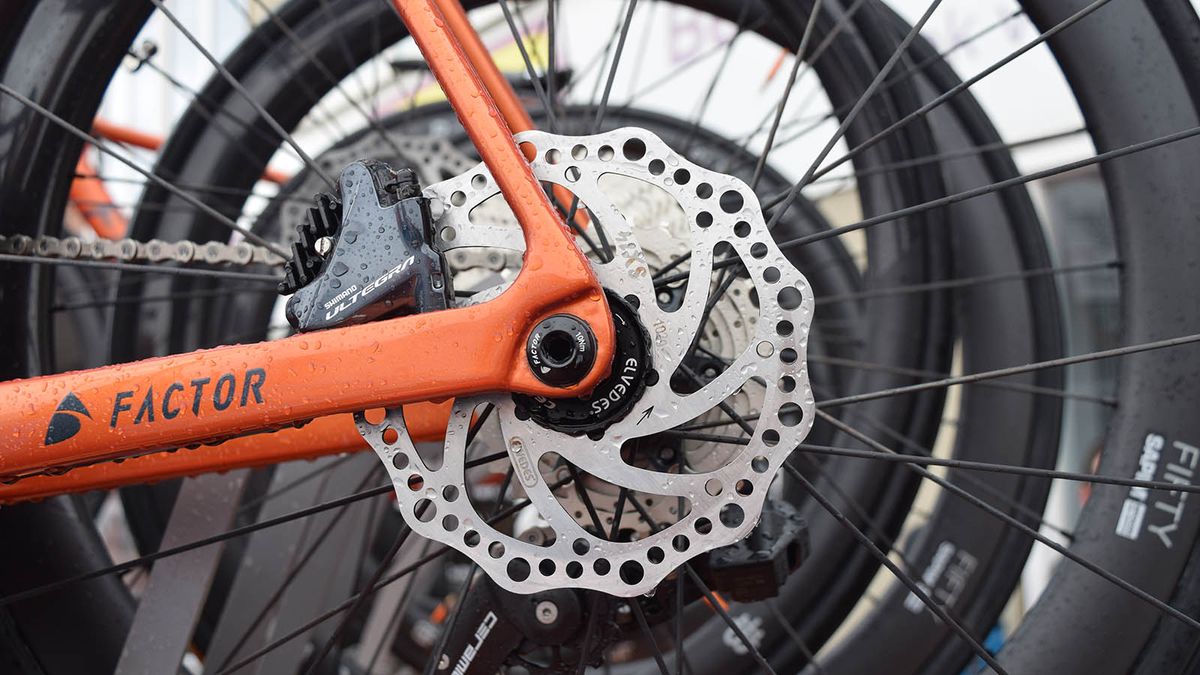 Roompot Charles run Elvedes dis brake rotors in conjunction with Shimano Ultegra calipers