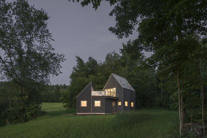 绿色的美国乡村中的小木屋