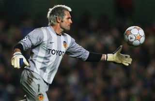 Santiago Cañizares in action for Valencia against Chelsea in the Champions League in 2007.