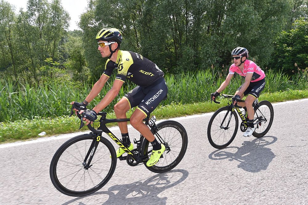 Simon Yates (Mitchelton-Scott) led by teammate Roman Kreuziger