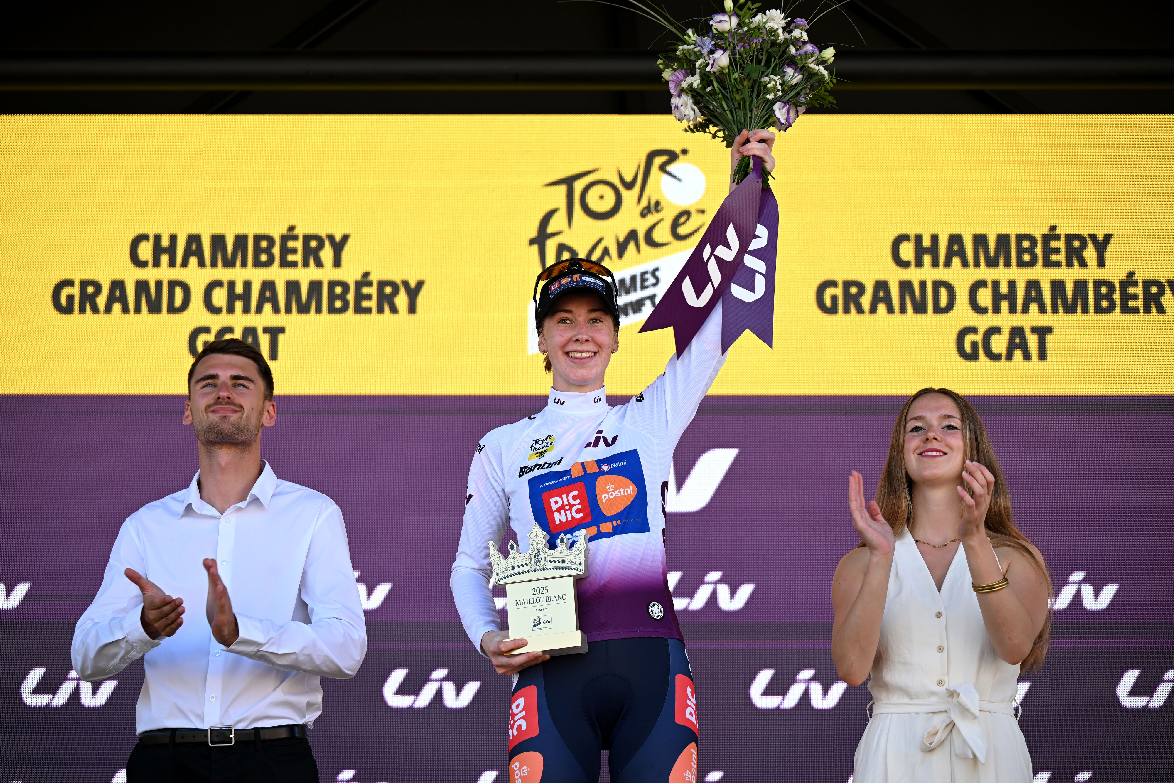 Nienke Vinke takes white after stage 7 of Tour de France Femmes 2025.