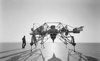 美国宇航局的登月训练车在内华达州的一个盐湖上空进行测试飞行之前不久