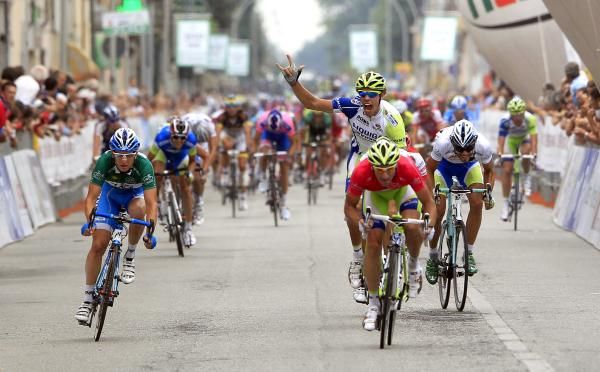 Elia Viviani (Liquigas-Cannondale) got his revenge on Sacha Modolo.