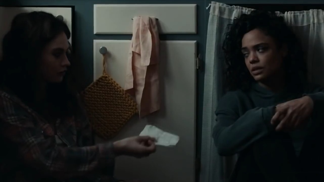 लिली जेम्स आणि टेसा थॉम्पसन लिटल वुड्समध्ये एक क्षण शेअर करत आहेत