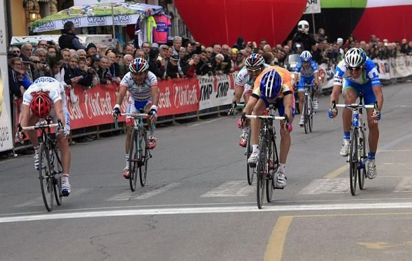 Diego Ulissi (Lampre-ISD) wins for the second straight day.