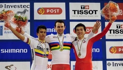 The men's scratch race podium: Juan Esteban Arango (Colombian), Alex Rasmussen (Denmark) and Kazuhiro Mori (Japan)
