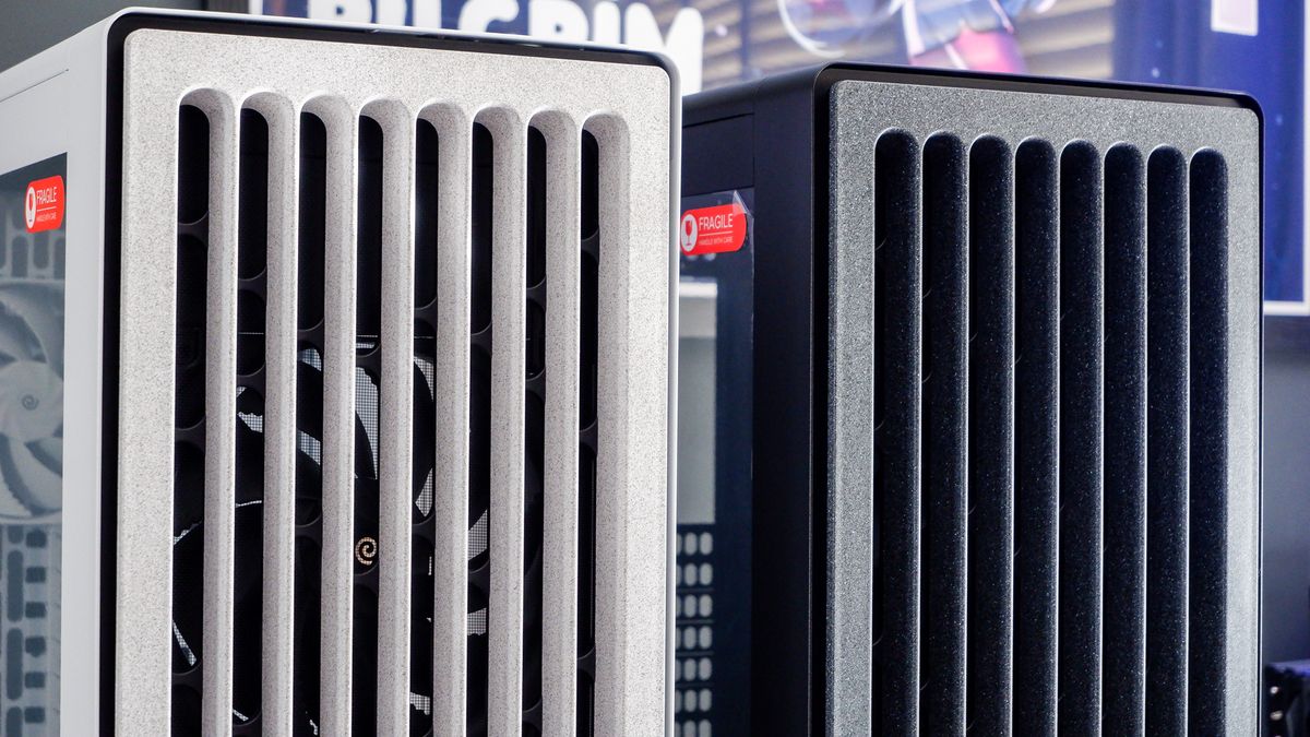 The Havn BF 360 PC case in both black and white with panels removed.