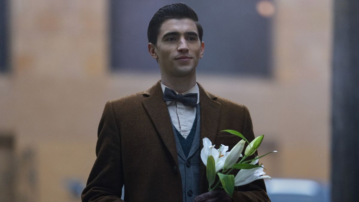 Edwin holding a white flower in Dead Boy Detecives.