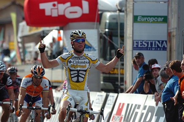 Mark Cavendish took the sprint ahead of Oscar Freire.