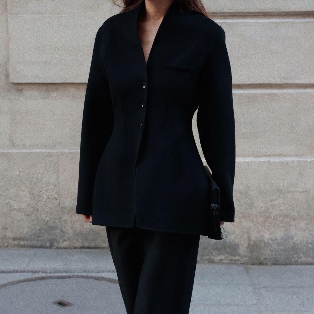  It's Official: Fashion People Are Swapping Oversized Blazers for This Elegant, Rich-Looking Style 