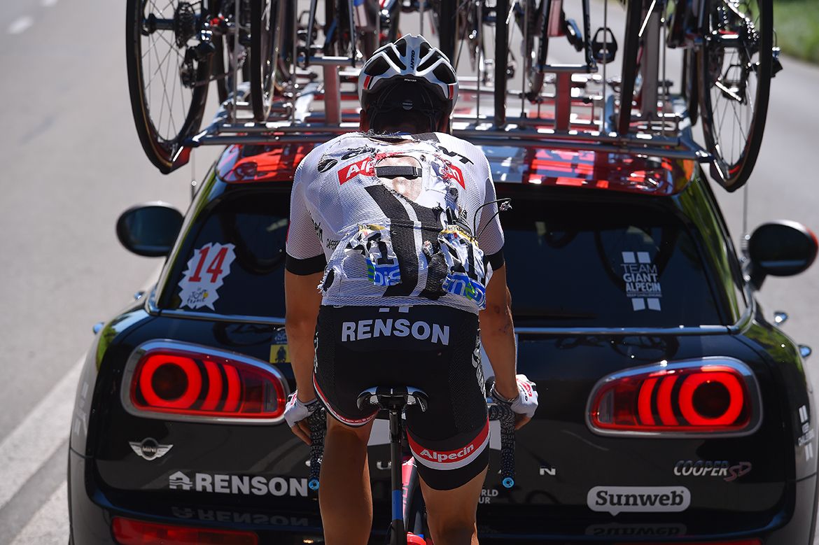 Warren Barguil (Giant-Alpecin) chases back after a crash