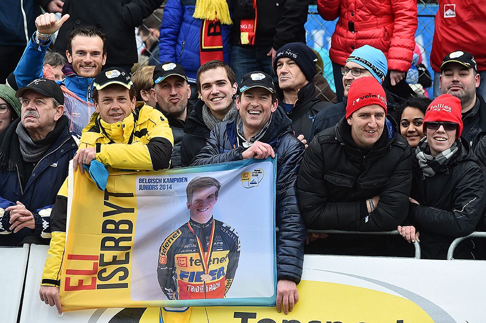Fans cheer on Eli Iserbyt to victory