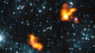 Vue radio-infrarouge d'Alcyoneus, une radiogalaxie dont la longueur propre projetée est de cinq mégaparsecs.