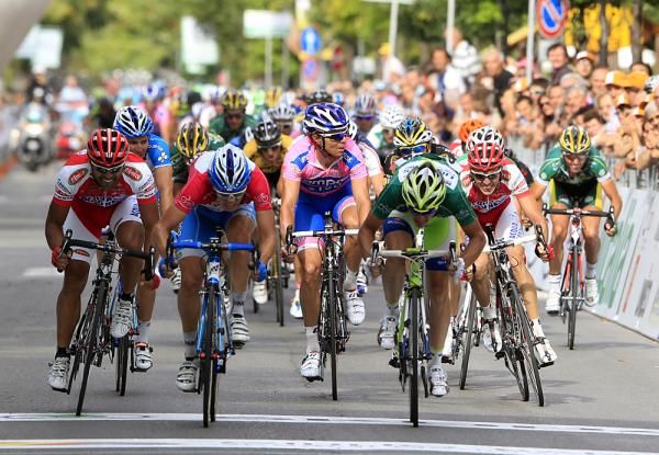 Sacha Modolo (Colnago-CSF Inox) edges out Viviani at the line