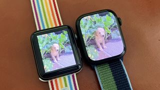 Apple Watch Series 7 ved siden av Watch Series 3.