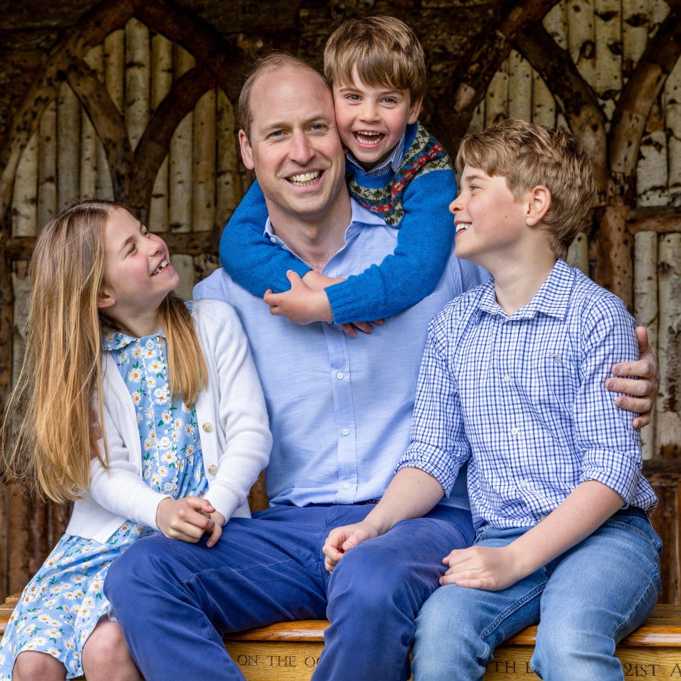 El príncipe William posa con sus hijos el príncipe George, la princesa Charlotte y el príncipe Louis en el Día del Padre