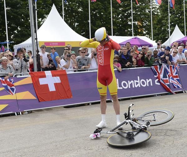 Only seconds into his time trial, Luis Leon Sanchez (Spain) puts down his bike and waits for a new one after snapping his chain