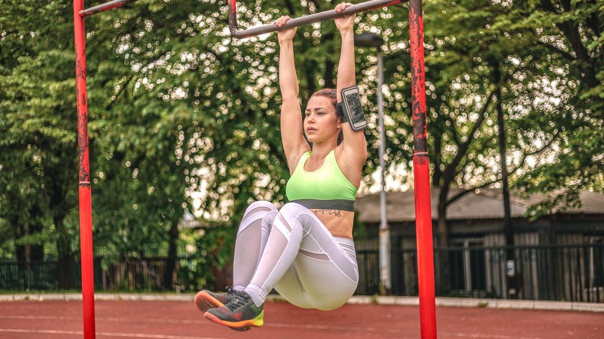 Woman performing hanging knee tucks