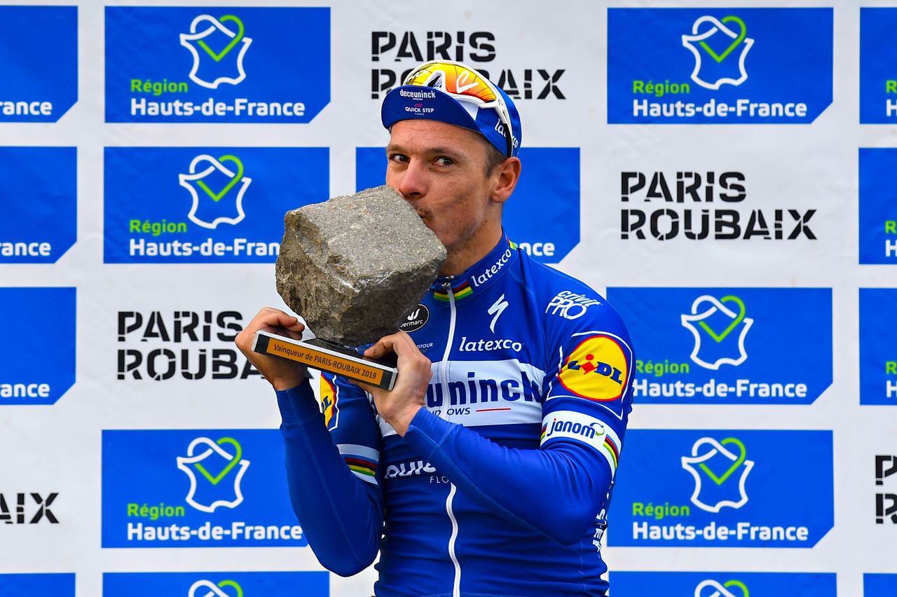 Gilbert kisses his prize &ndash; 4 out of 5 Monument trophies in his cabinet now
