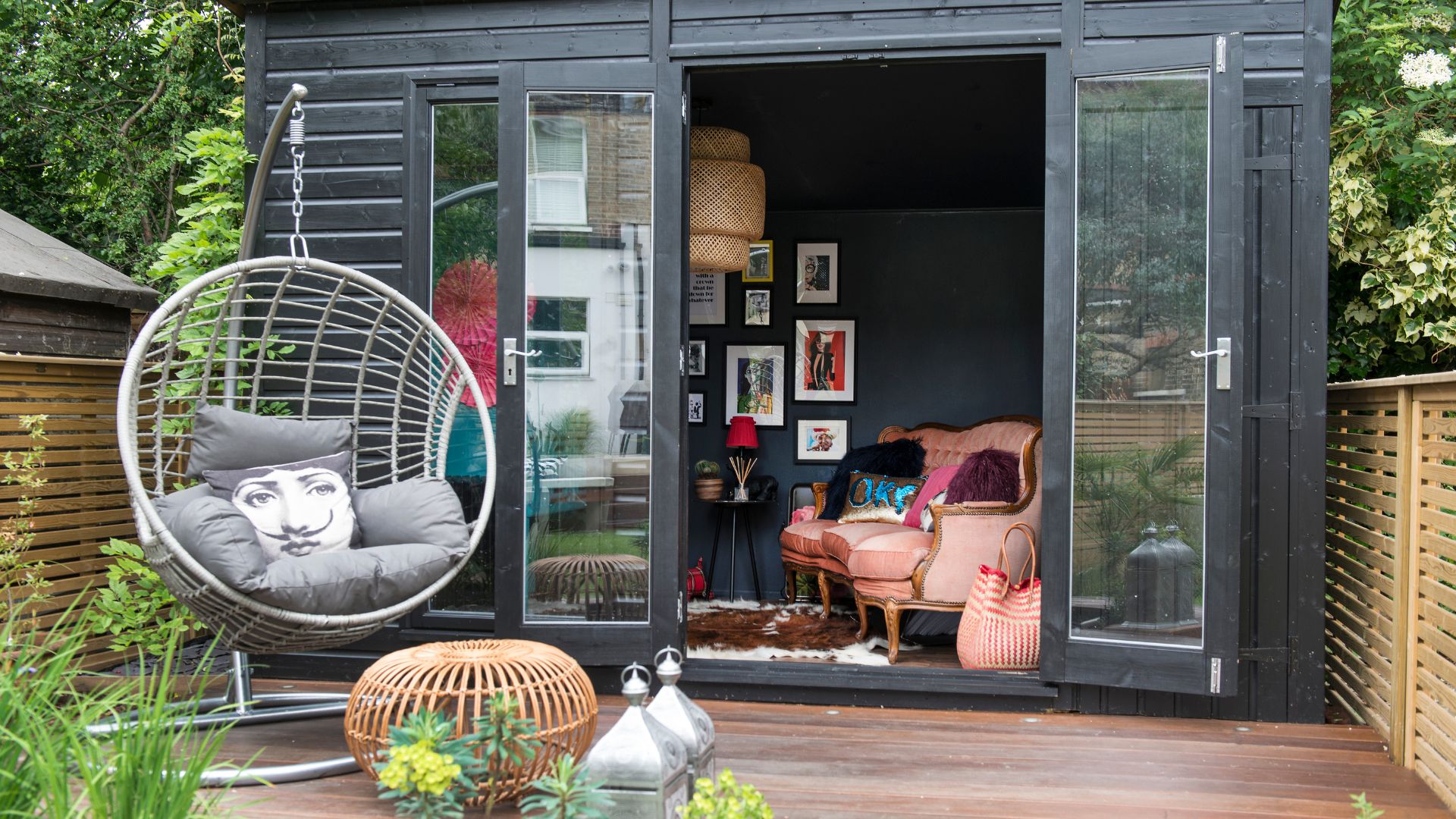 picture of outdoor room with soft furnishings