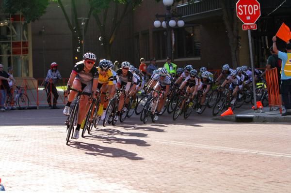 The women's peloton snakes through the streets of St Paul