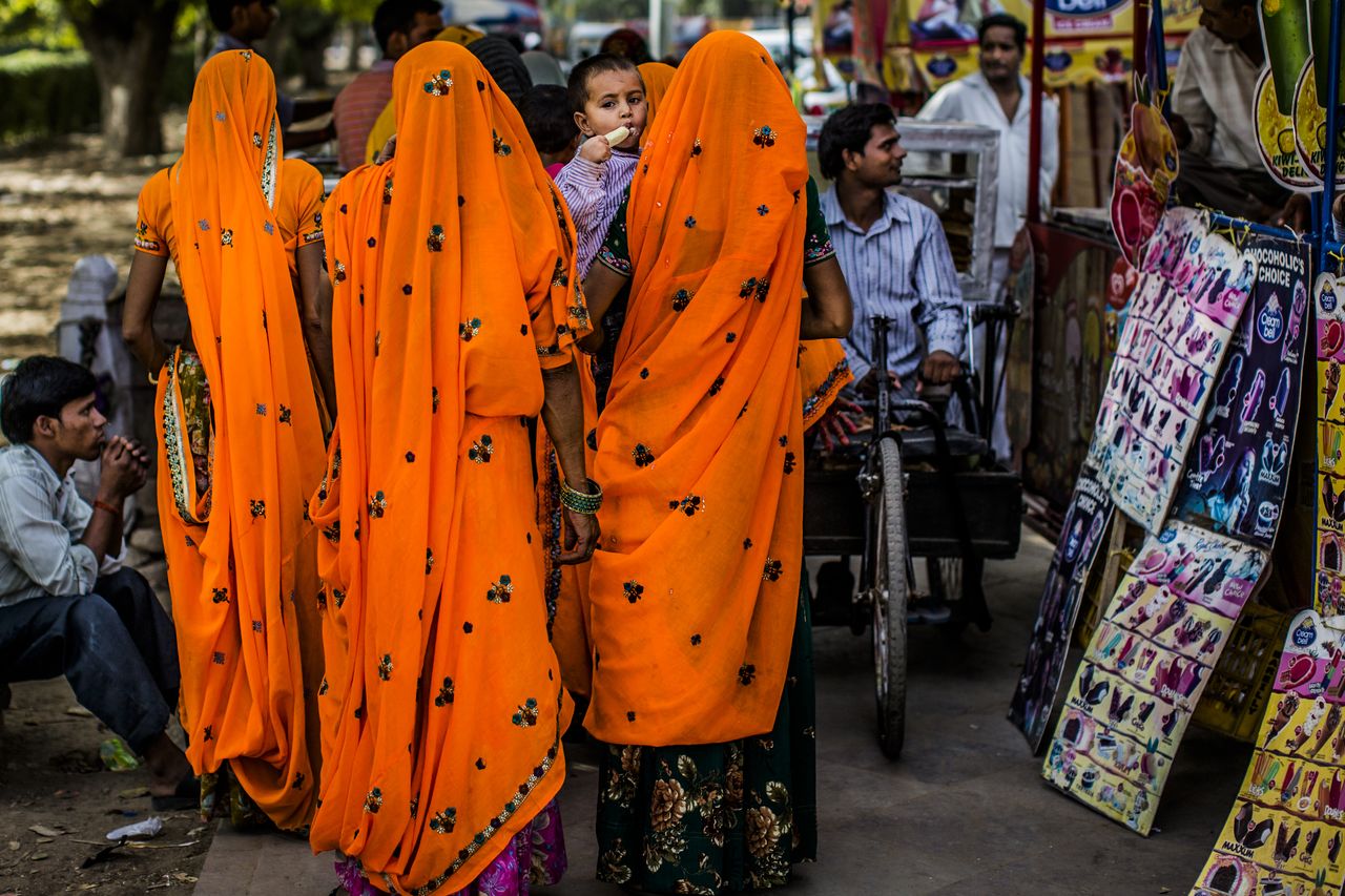 http://www.gettyimages.com/detail/news-photo/street-vendors-talk-amongst-themselves-as-families-gather-news-photo/145596626 http://www.gettyimages.com/detail/news-photo/family-covers-their-f